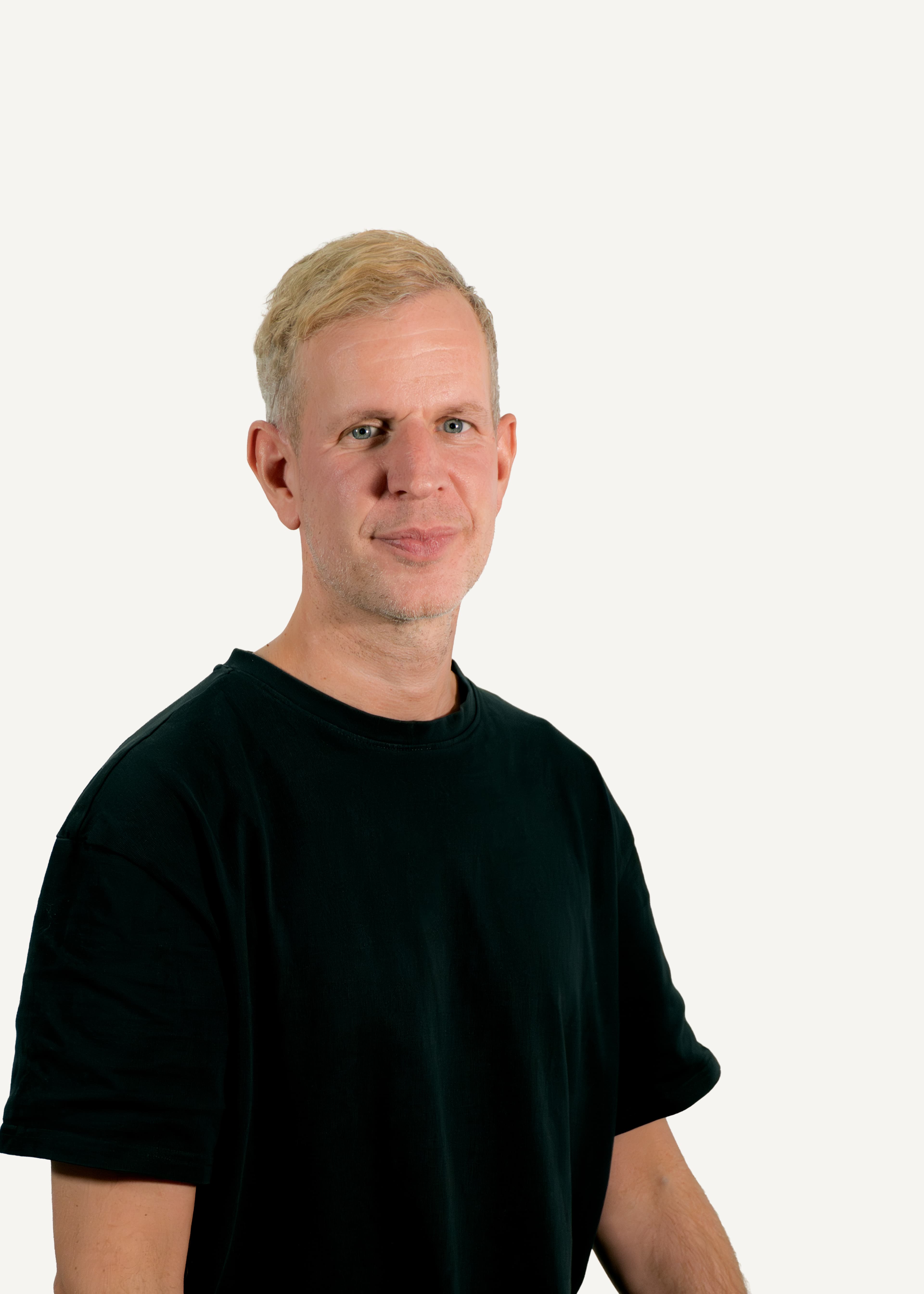 Portrait of Stefan Müller-Dürholt in front of an off-white background